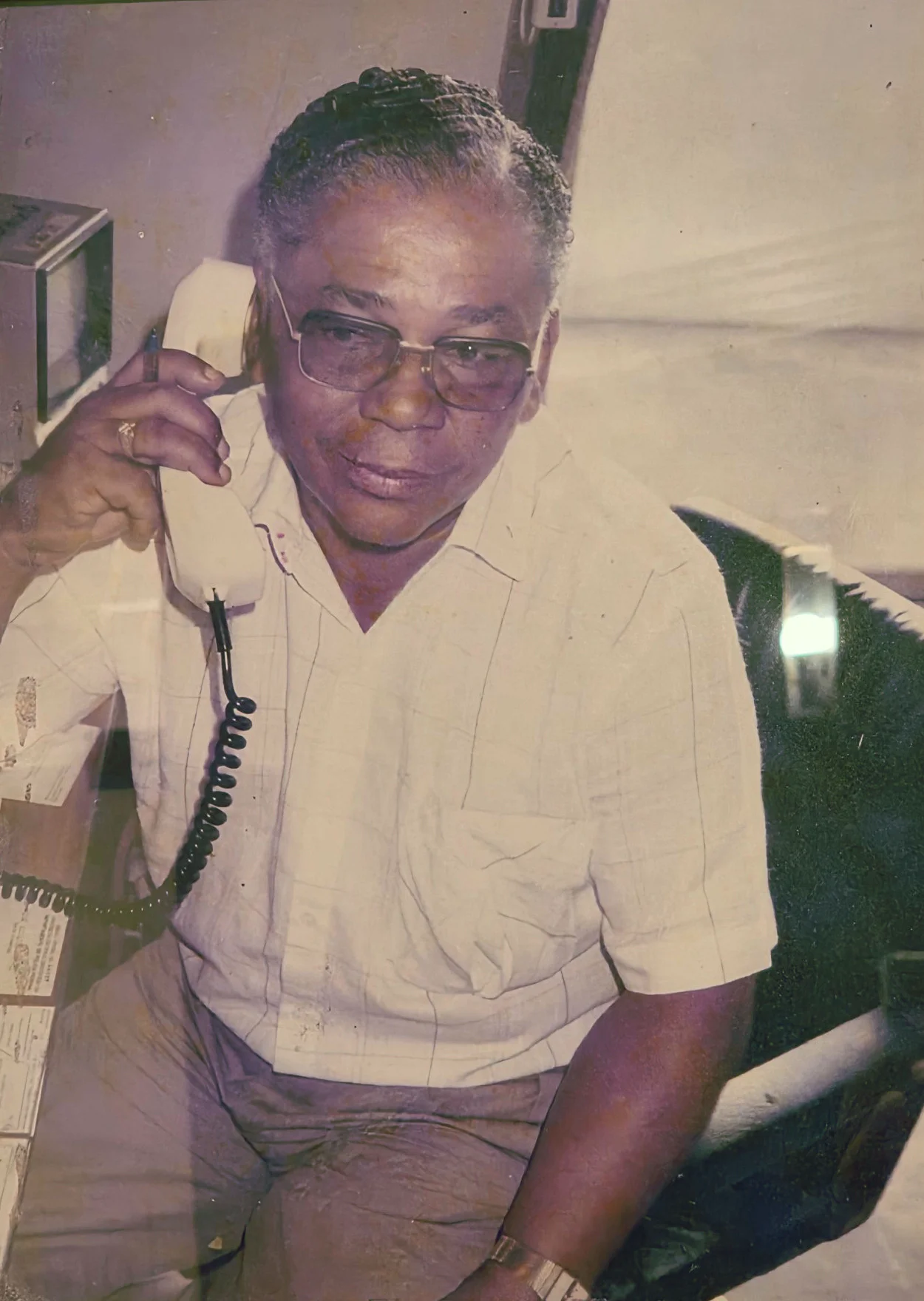 Flávio Espírito Santo no escritório, ao telefone.